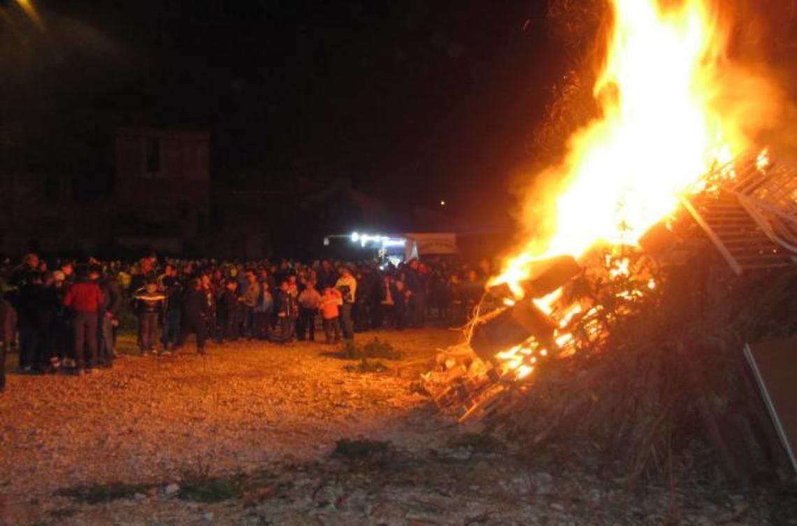 Niente fuochi all'aperto, ma i falò di San Giuseppe sono salvi