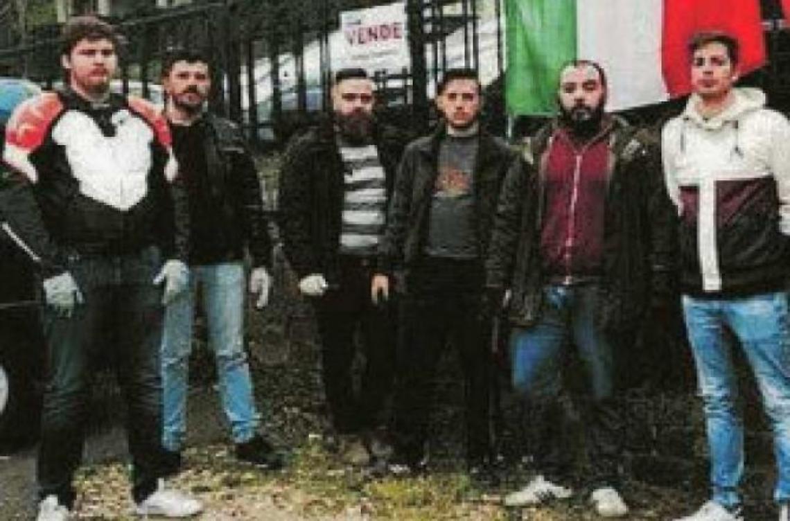 Degrado a Largo Mazzini. Militanti di Casapound in soccorso