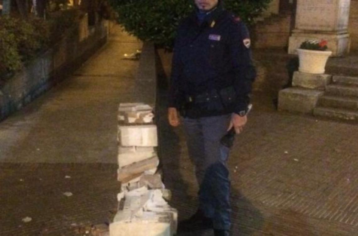 Monumento ai Caduti danneggiato. Il Sindaco dirama una nota: "Abbiamo ripreso tutto"