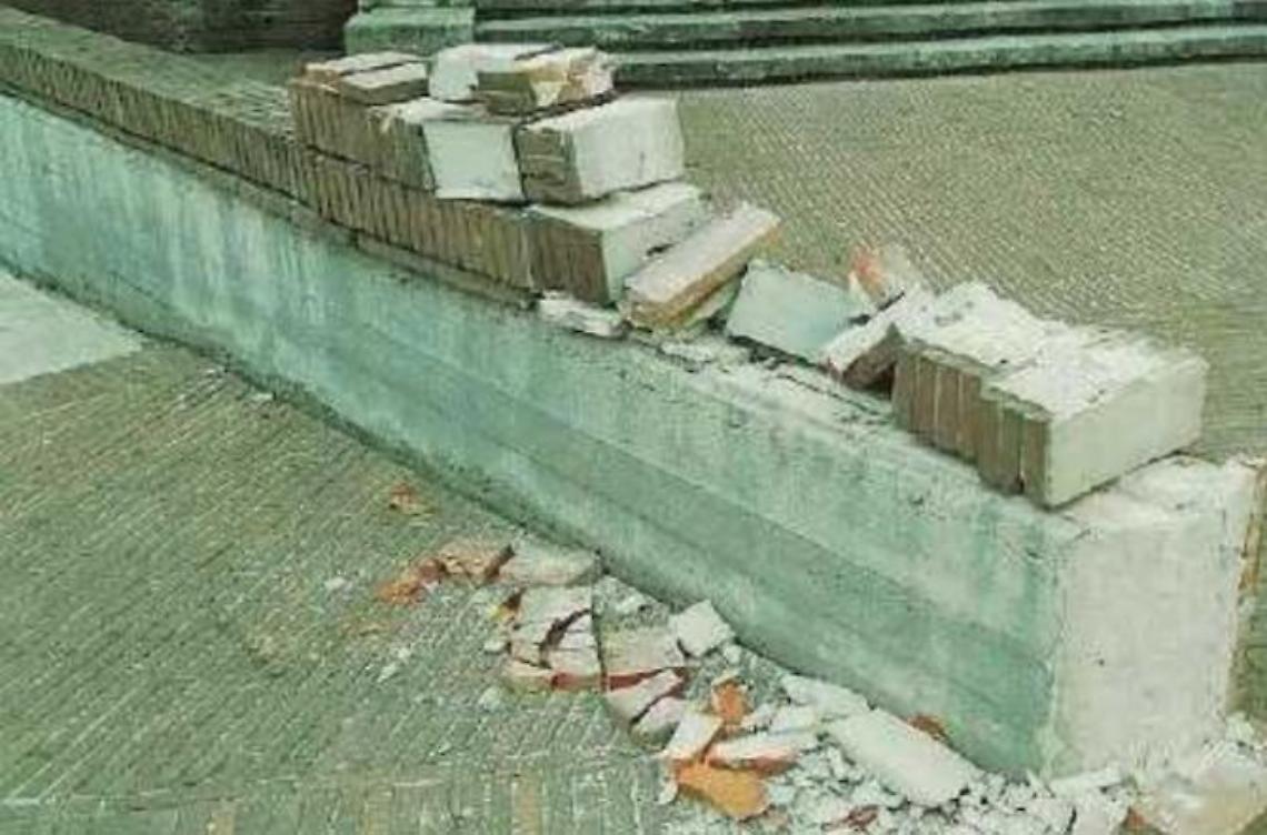Monumento ai caduti danneggiato: il sindaco Petrarcone spiega come