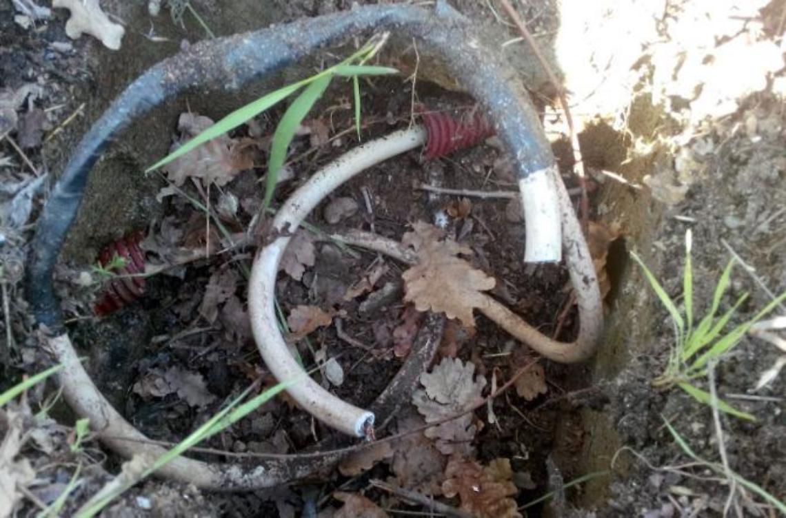 Tranciati i cavi elettrici dei lampioni: via Sfratti resta al buio