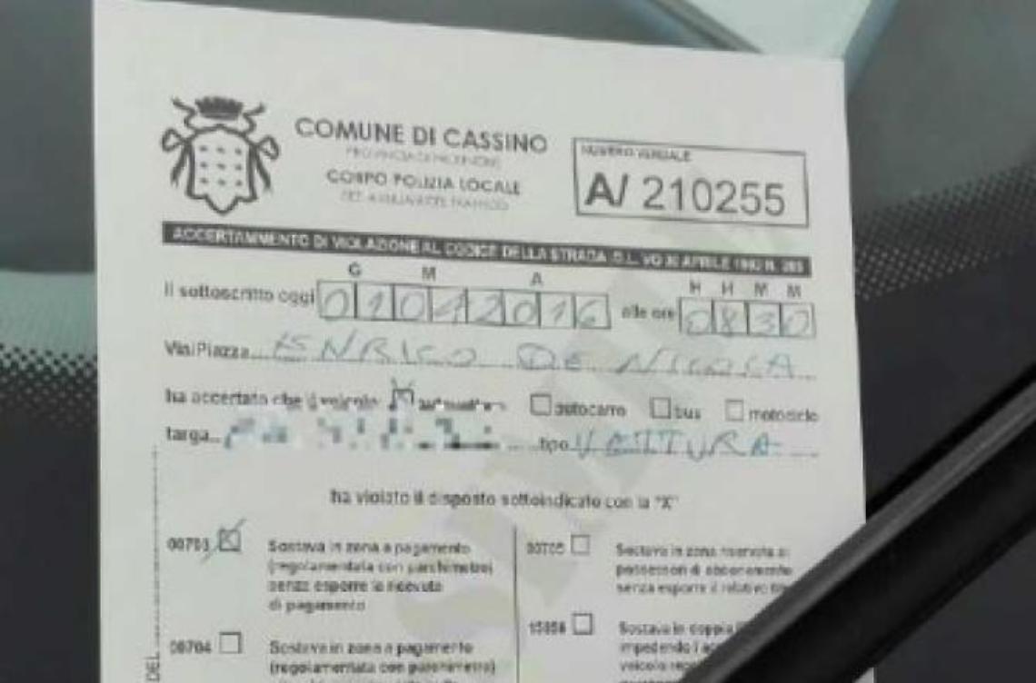 Pioggia di finte multe per il "Pesce d'aprile": in città scoppia il caos