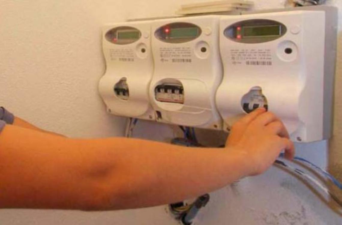 Rubava energia elettrica da un lampione per strada. Scoperto solo dopo cinque mesi