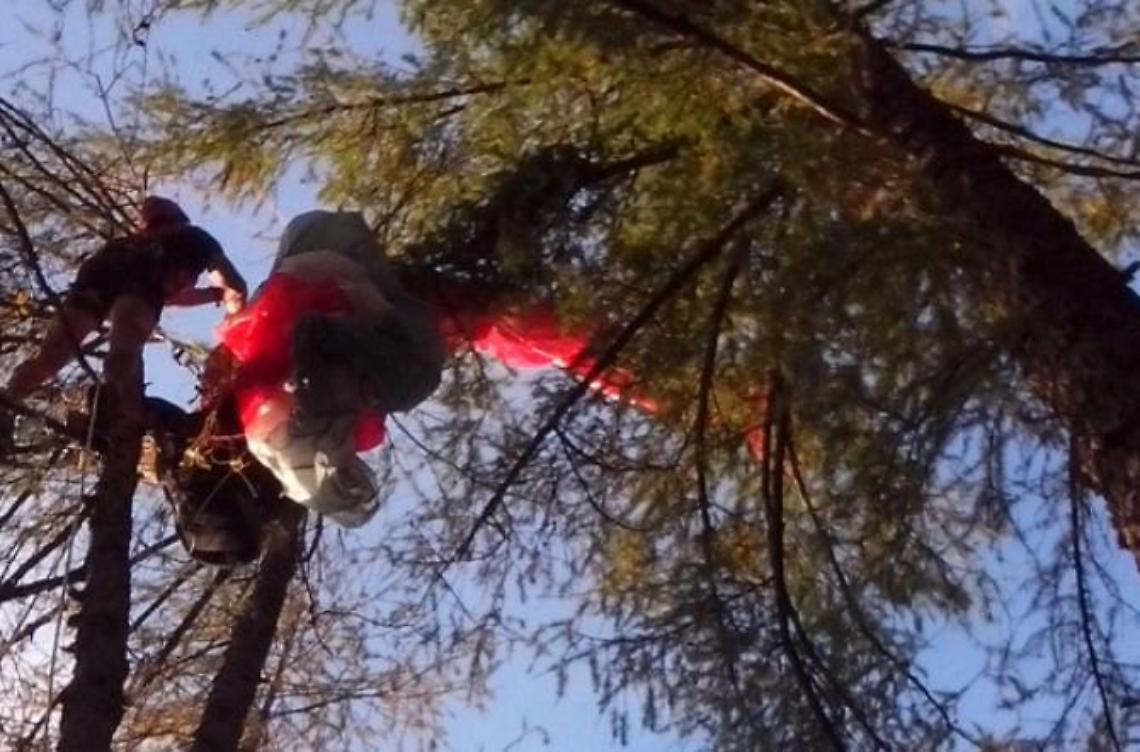 Si lancia con il parapendio ma resta impigliato su un albero: sfiorata la tragedia