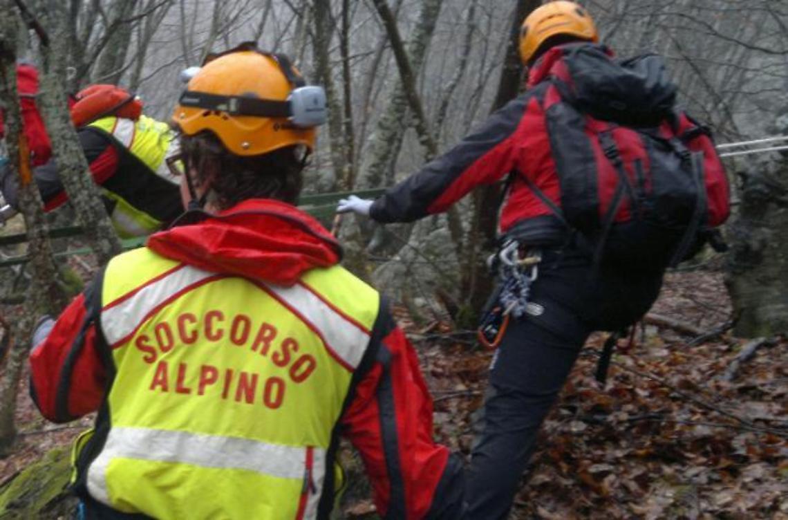 Si lancia con il parapendio e atterra su un albero: liberato dal Soccorso Alpino