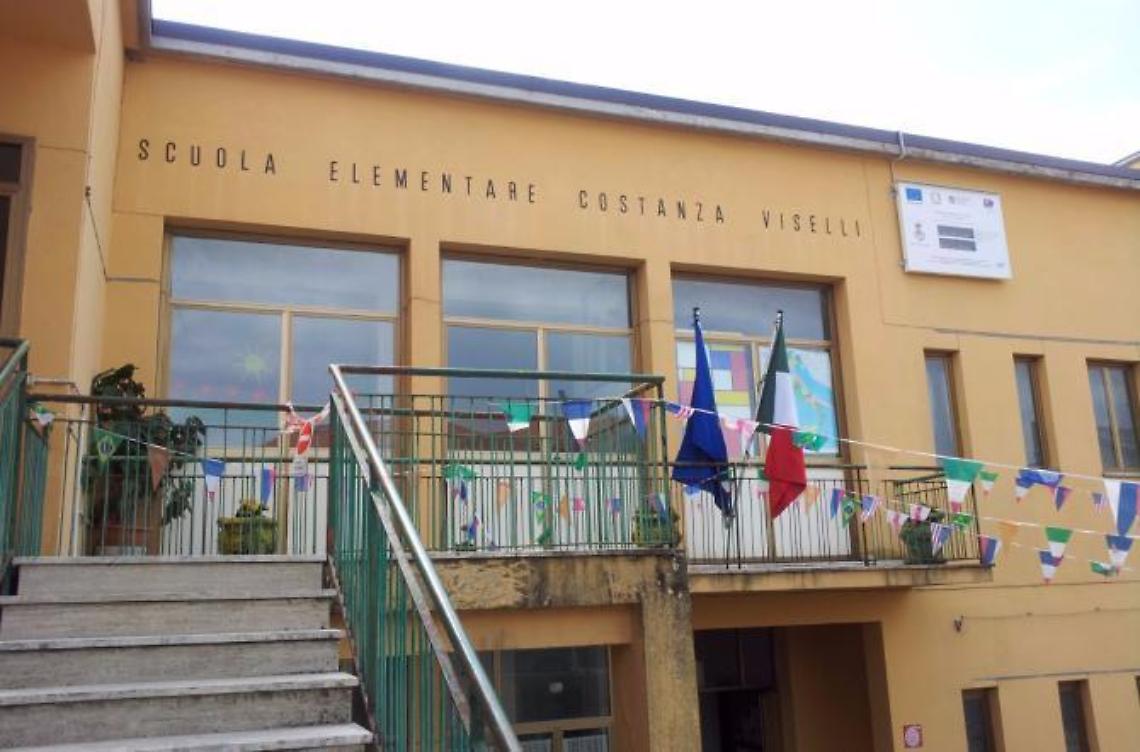 Furto a scuola nella notte. Entrare è stato facilissimo 