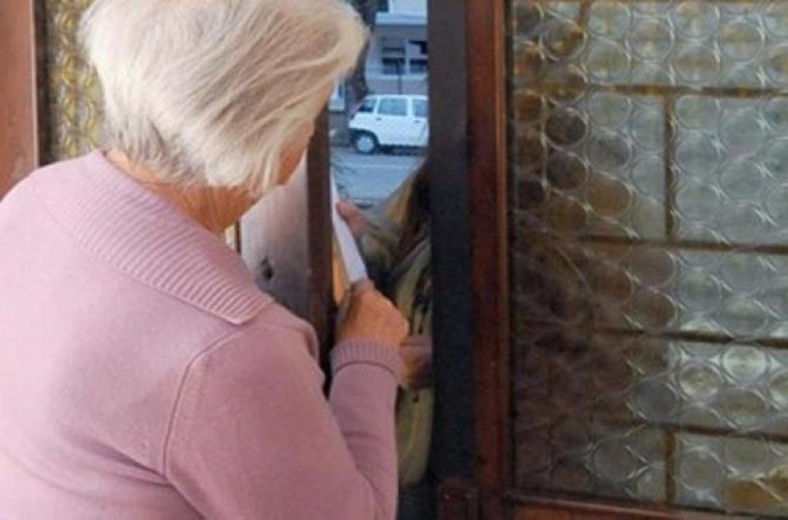 Furto ai danni di un'anziana: si finge un agente per farsi consegnare i soldi