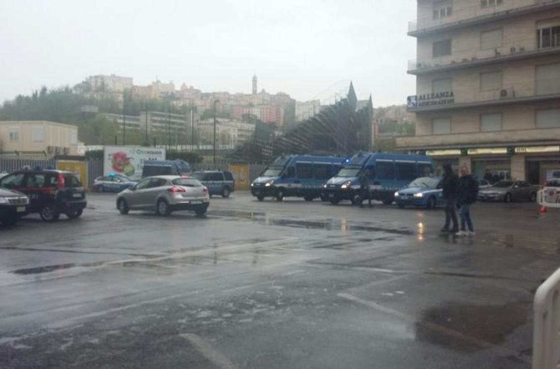 Pullman dell'Inter scortato da decine di mezzi della polizia dopo gli scontri