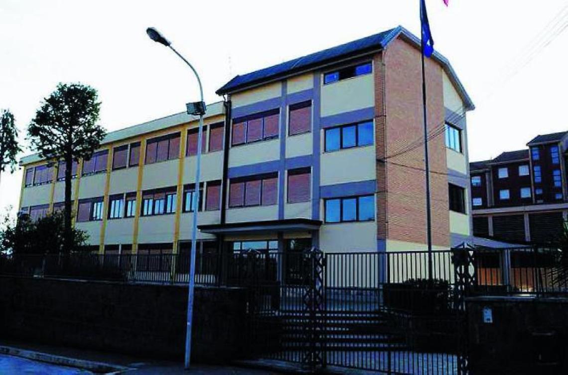 La scuola media Alighieri chiusa anche oggi dopo il raid vandalico<br>