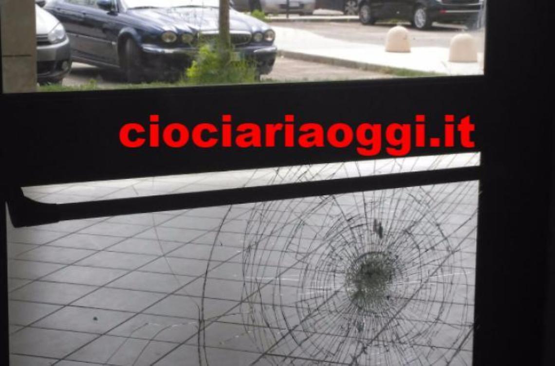 Studente bocciato a un esame sfonda il vetro