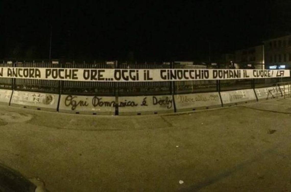 Mattia Perin bersaglio dei tifosi del Frosinone con uno striscione davanti al Matusa