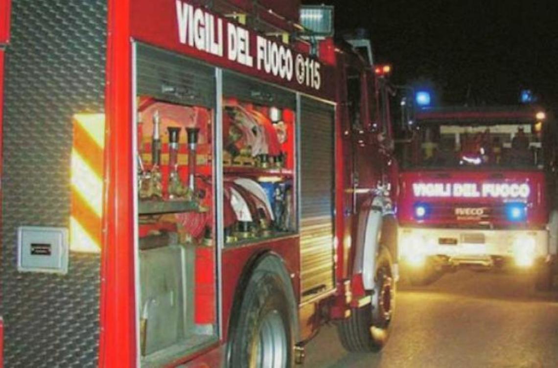 Vasto incendio divora un'abitazione. Papà eroe salva tutti dalle fiamme