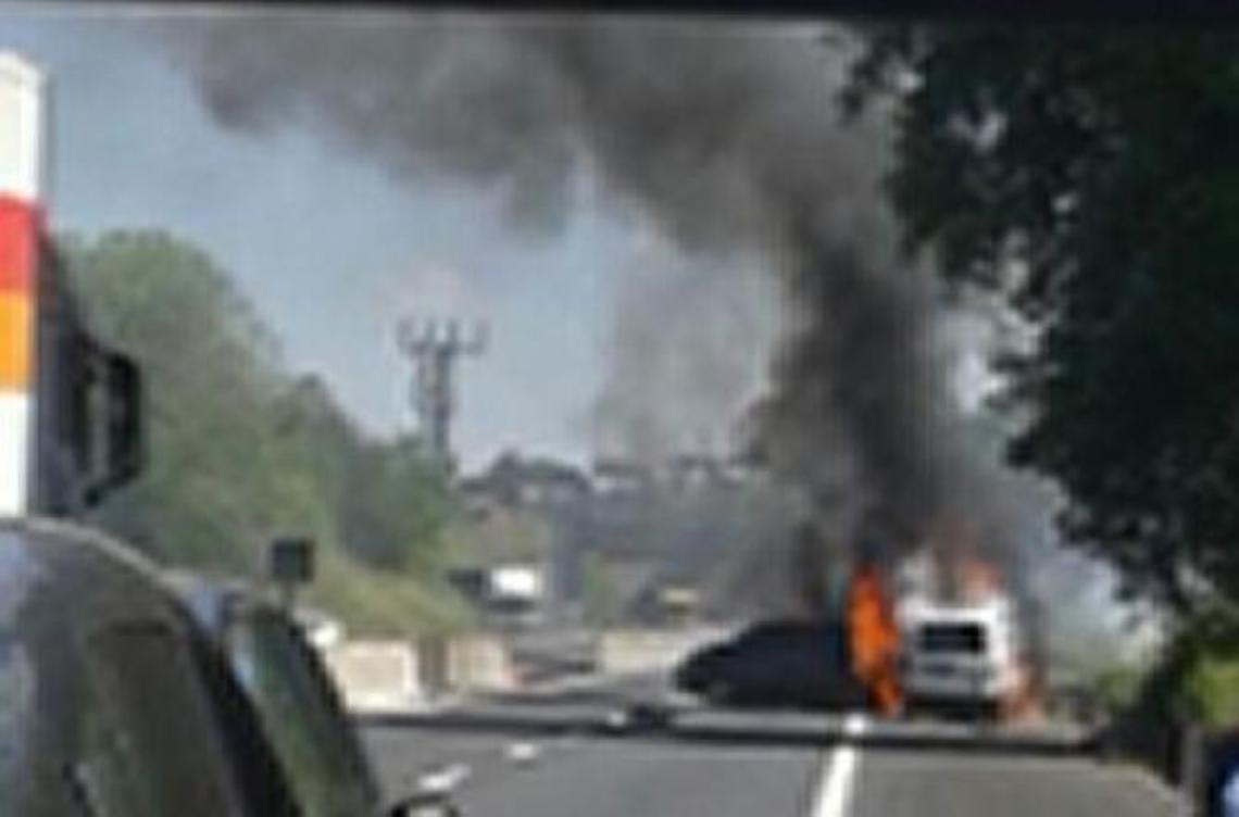 Auto in fiamme sull'autostrada: chilometri di code e momenti di grande paura