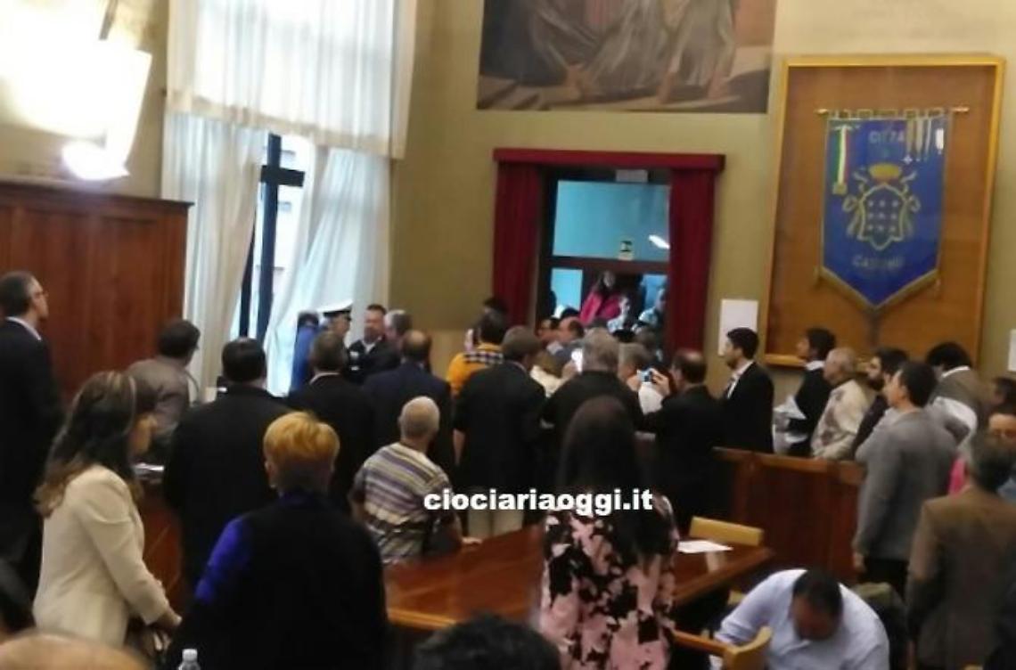 Tenta di darsi fuoco durante il consiglio comunale
