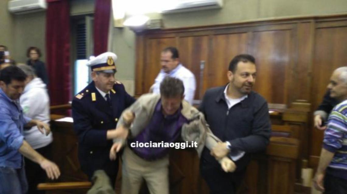 Tenta di darsi fuoco. Nei guai l'uomo disperato