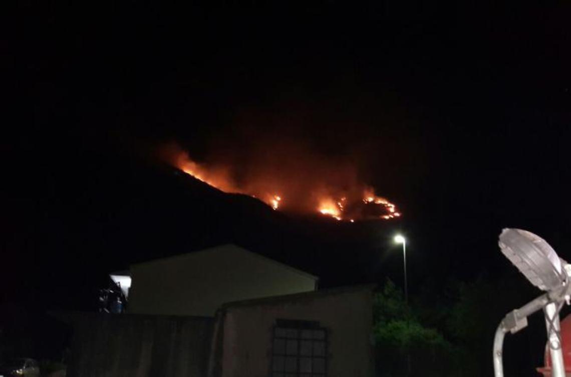 Caccia ai piromani: ci sarebbe l'ombra del dolo dietro le fiamme di mercoledì sera