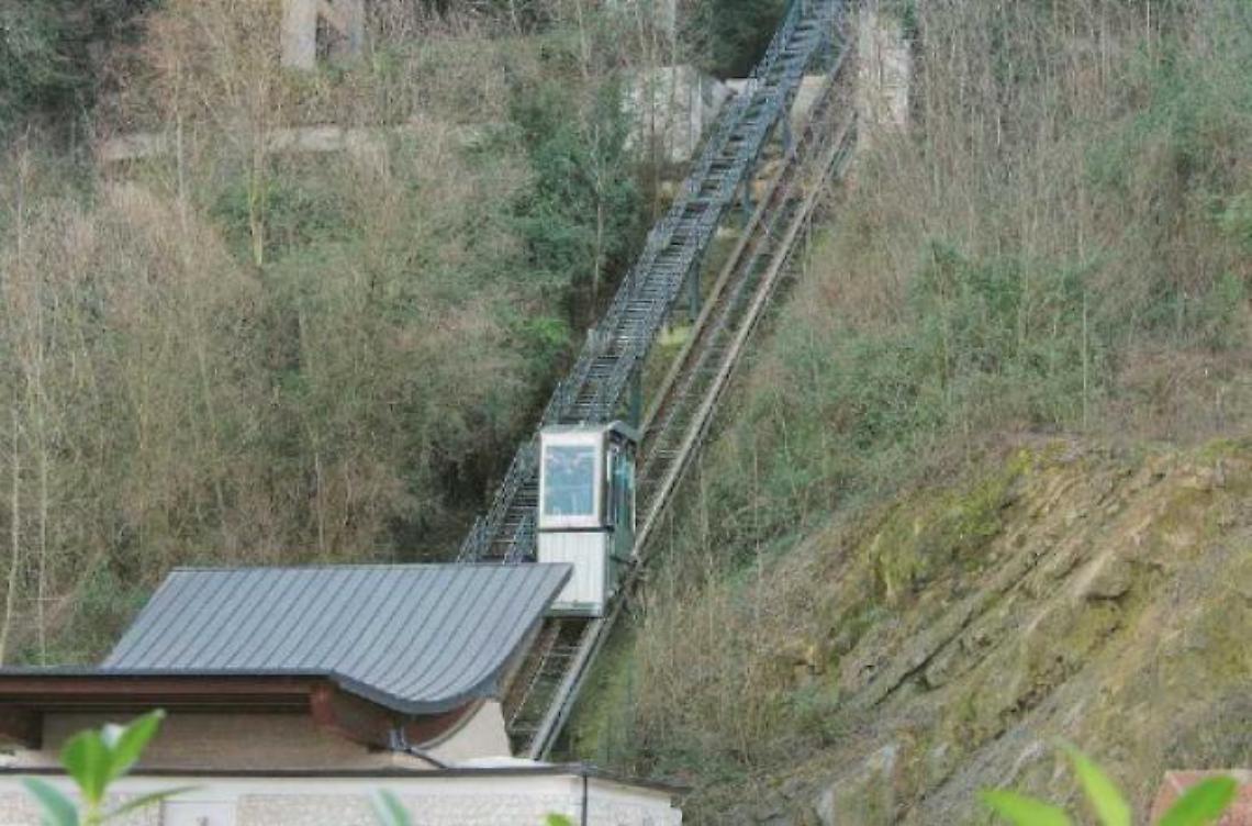 Ascensore inlcinato, del cantiere c'è solo la recinzione
