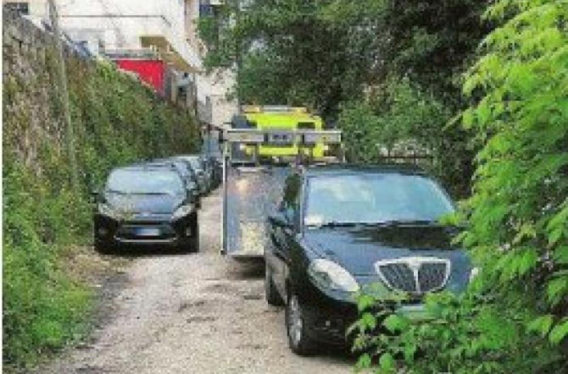 Dramma per una coppia che deve raggiungere l'ospedale: la strada è bloccata