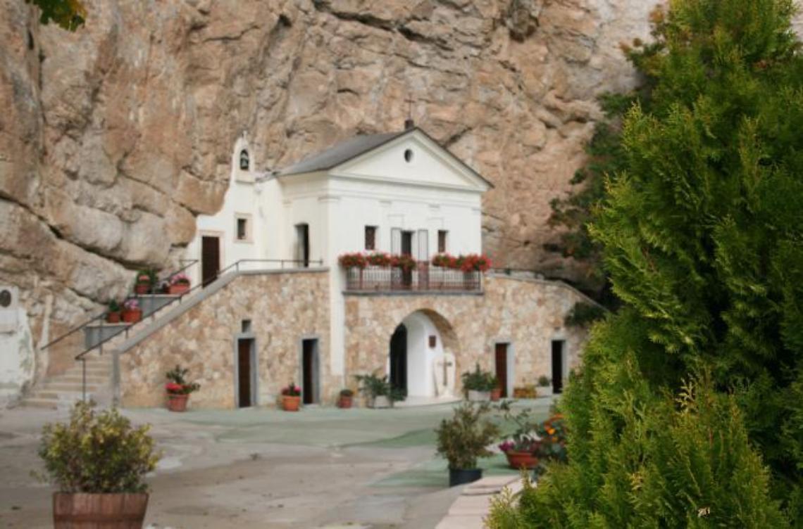 Santuario chiuso, le messe nella chiesa di San Giovanni Evangelista 