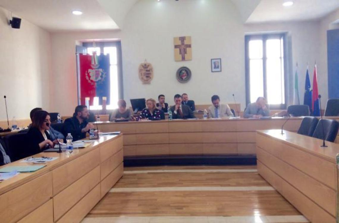 Scontro su tasse e ambiente: il Consiglio approva le nuove tariffe Tari<br>
