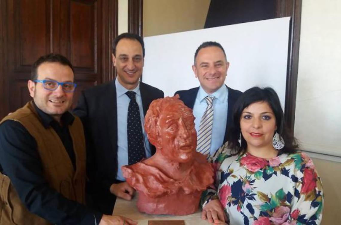 L'artista David Brogi dona alla città di Arpino una scultura raffigurante Cicerone