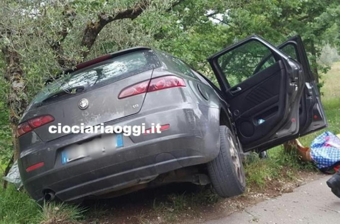 Esce fuori strada, auto distrutta