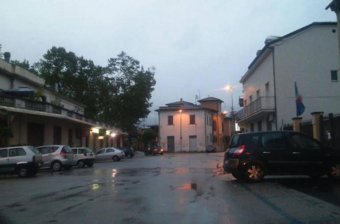 Con l'ascia in piazza semina il panico e provoca un black out: denunciato 