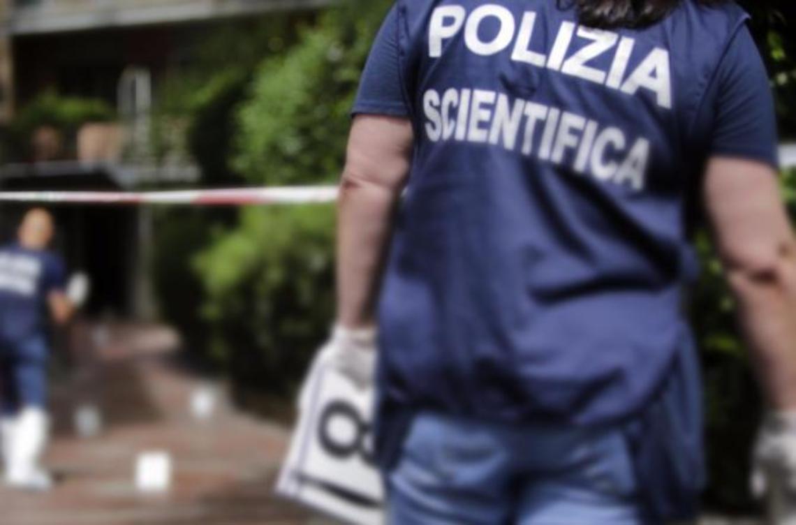 Trovata senza vita in casa: Scientifica all'opera per chiarire le cause del decesso