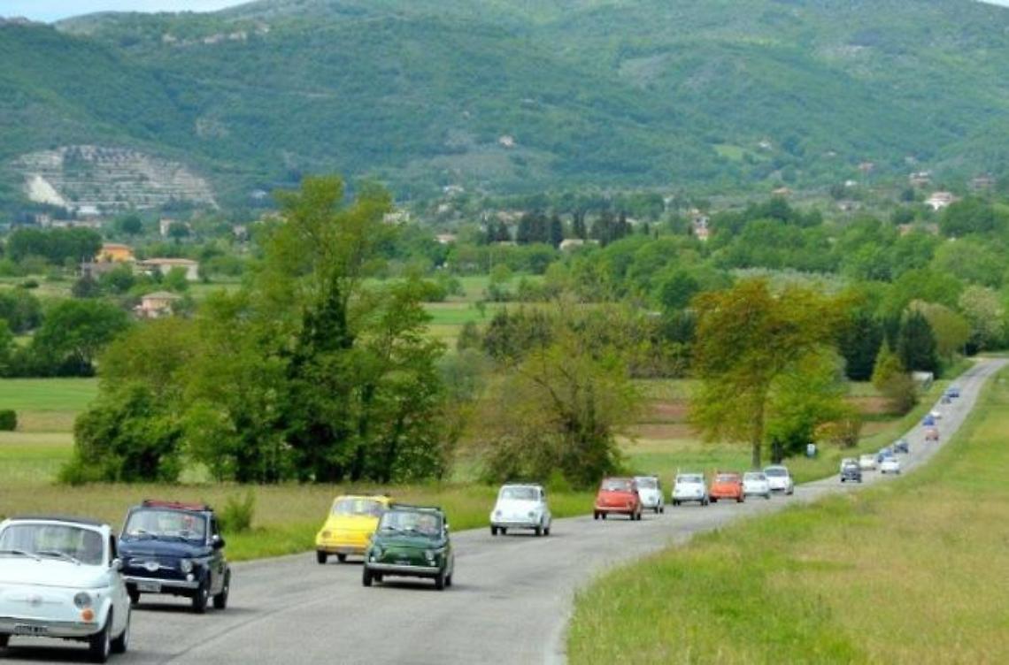 Un fiume di Fiat Cinquecento tra i prati della Valle di Comino