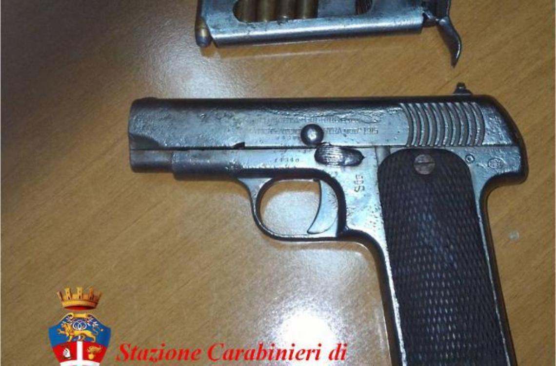 Con la pistola nascosta nella poltrona: nei guai un anziano