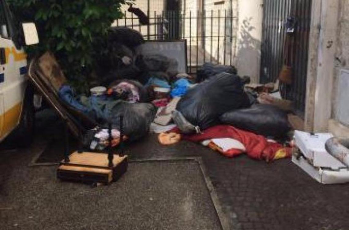 Trasforma la Caritas in discarica e aggredisce i carabinieri con sputi e botte