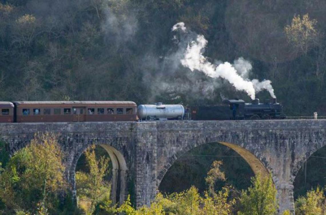 La magia del treno a vapore nelle terre di Cicerone e San Tommaso: ultimi posti