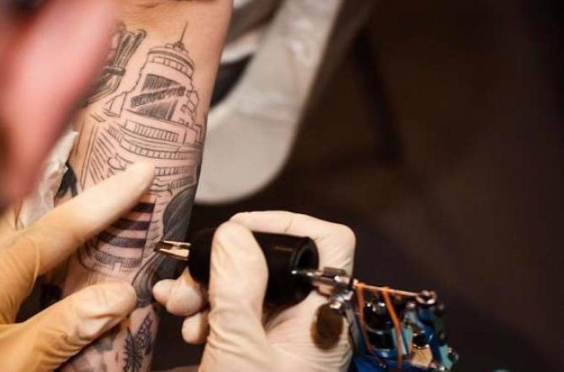 Laboratori per tatuaggi fuorilegge, multe salate e sequestri