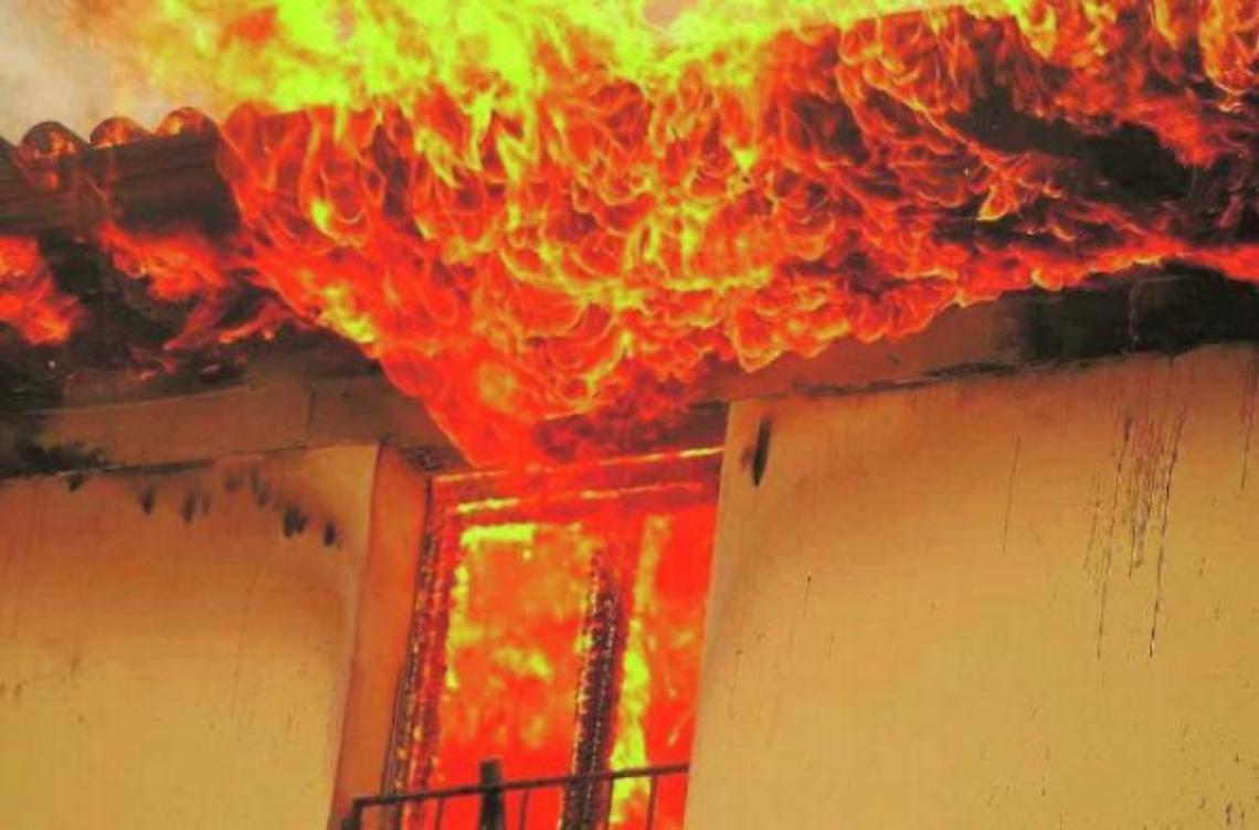 Brucia un appartamento. Carabinieri salvano quattro bimbi dalle fiamme