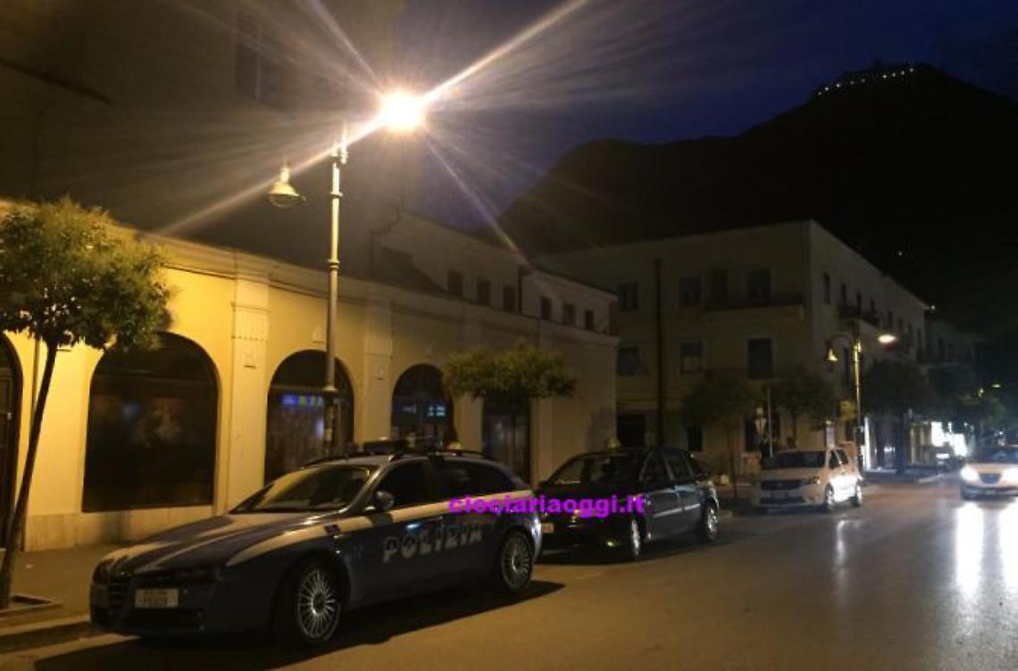 Si spoglia in pieno centro, davanti alla chiesa. E scoppia il caos