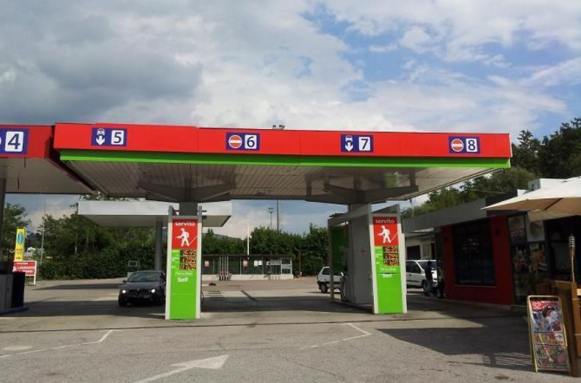 Ragazza armata di coltello e con il volto coperto rapina il bar dell'area di servizio