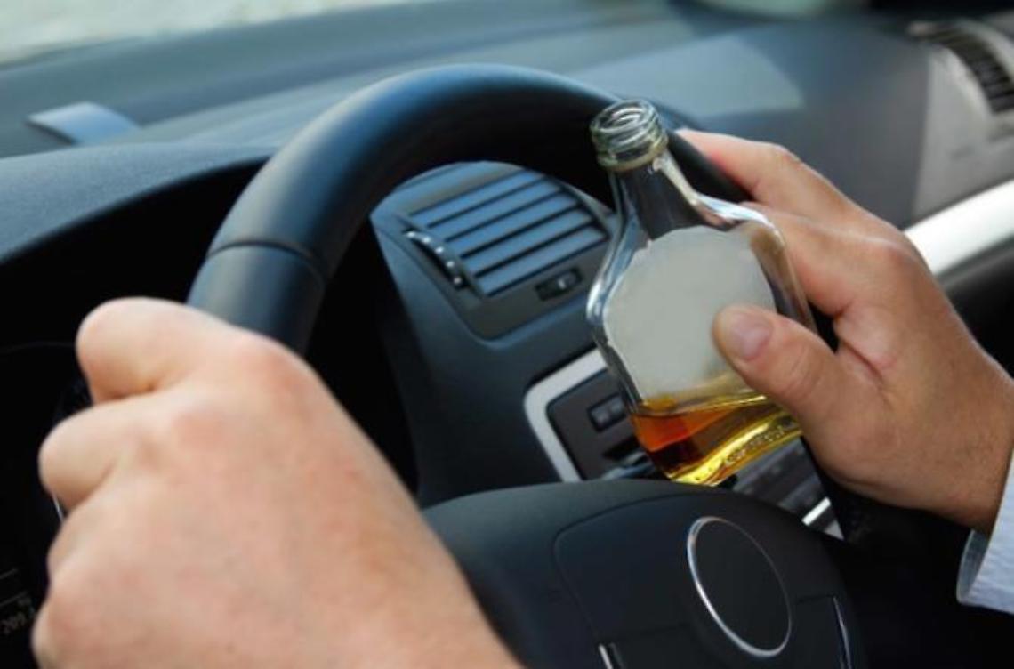 Guida in stato di ebbrezza alcolica: ignora l'alt e viaggia contromano. Denunciato