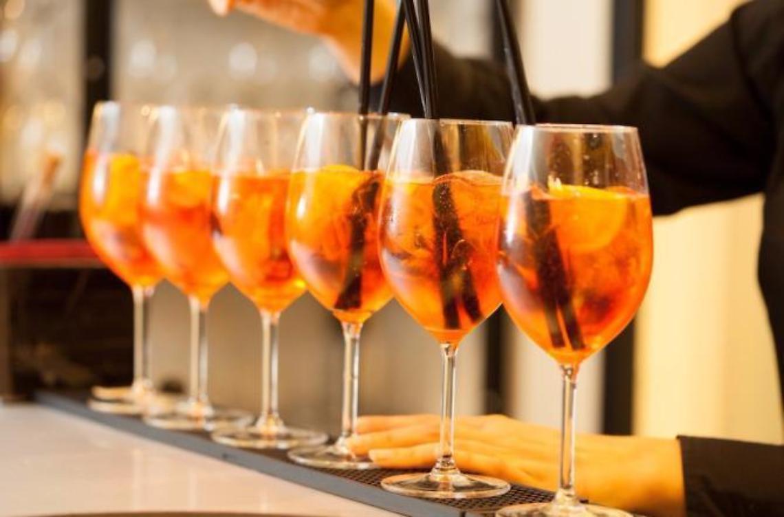 L'appuntamento con l'Aperitivo in Villa è in programma venerdì 