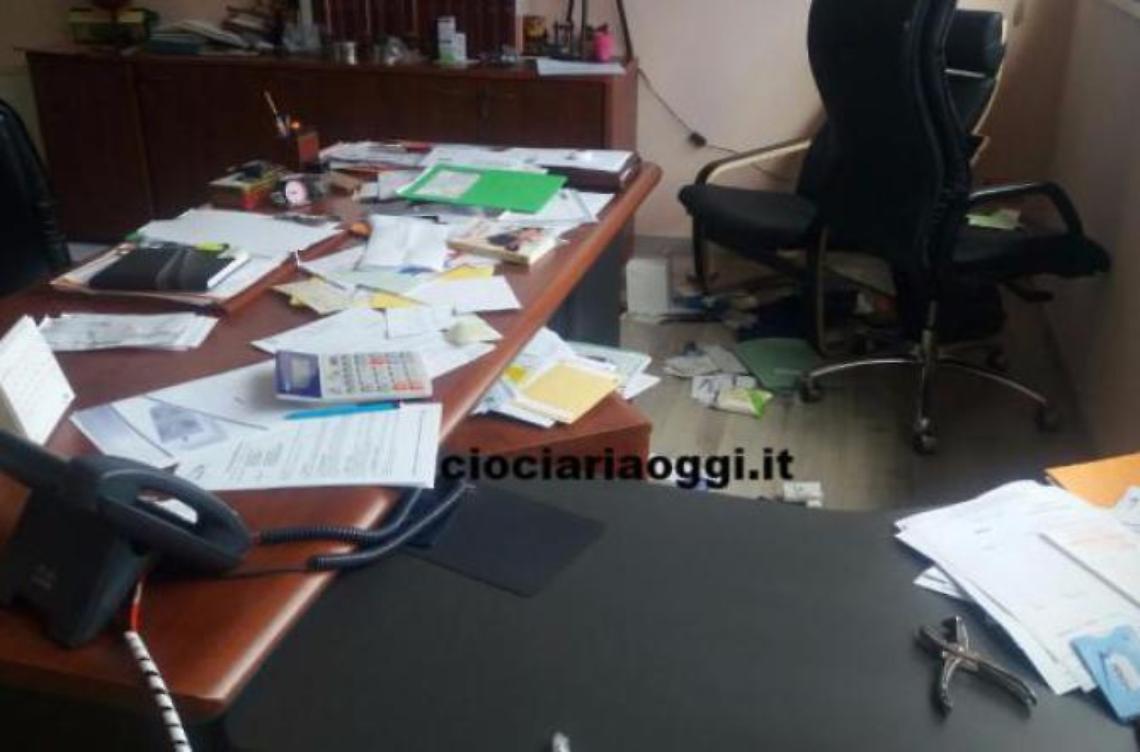 Furto in azienda, caccia ai banditi