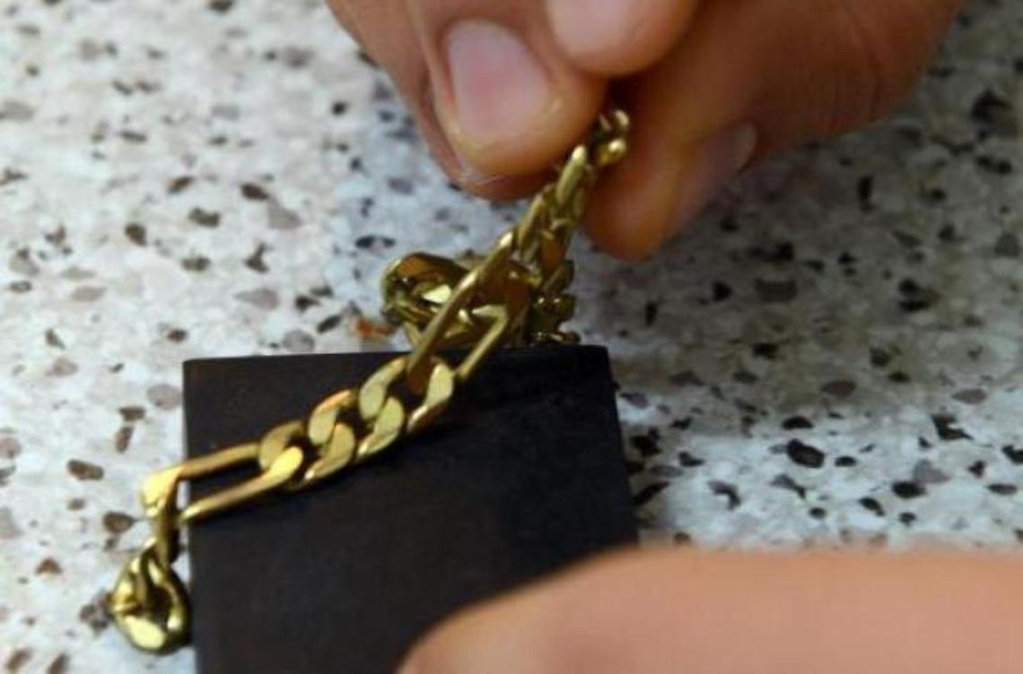 Vende monili d'oro appena rubati: scatta la denuncia