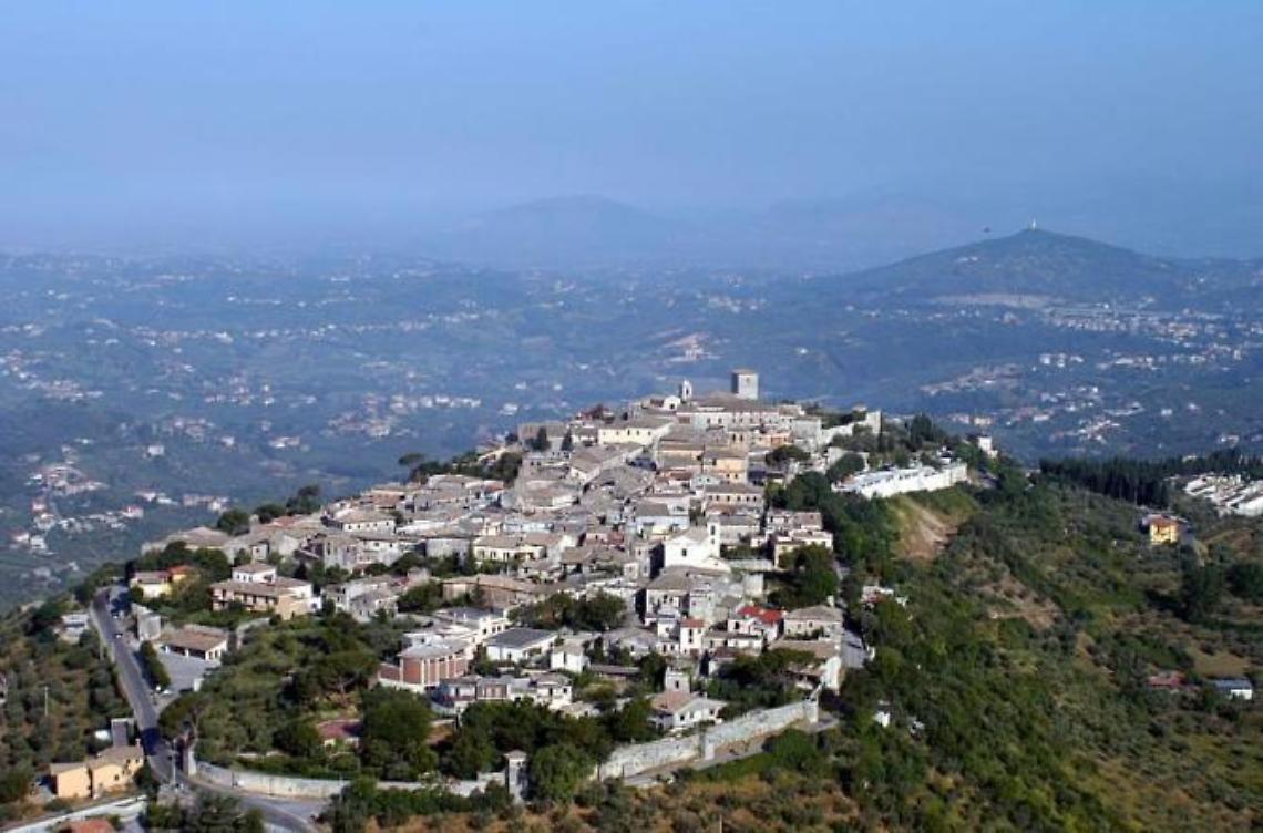 Il suv della polizia municipale abbandonato: scatta la protesta dei cittadini 