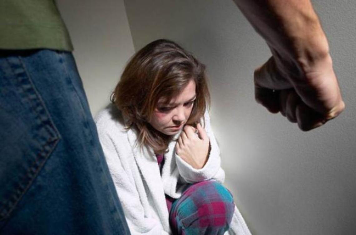 Aggredisce una giovane con l'acido, poi tenta di sfregiarla con un chiodo