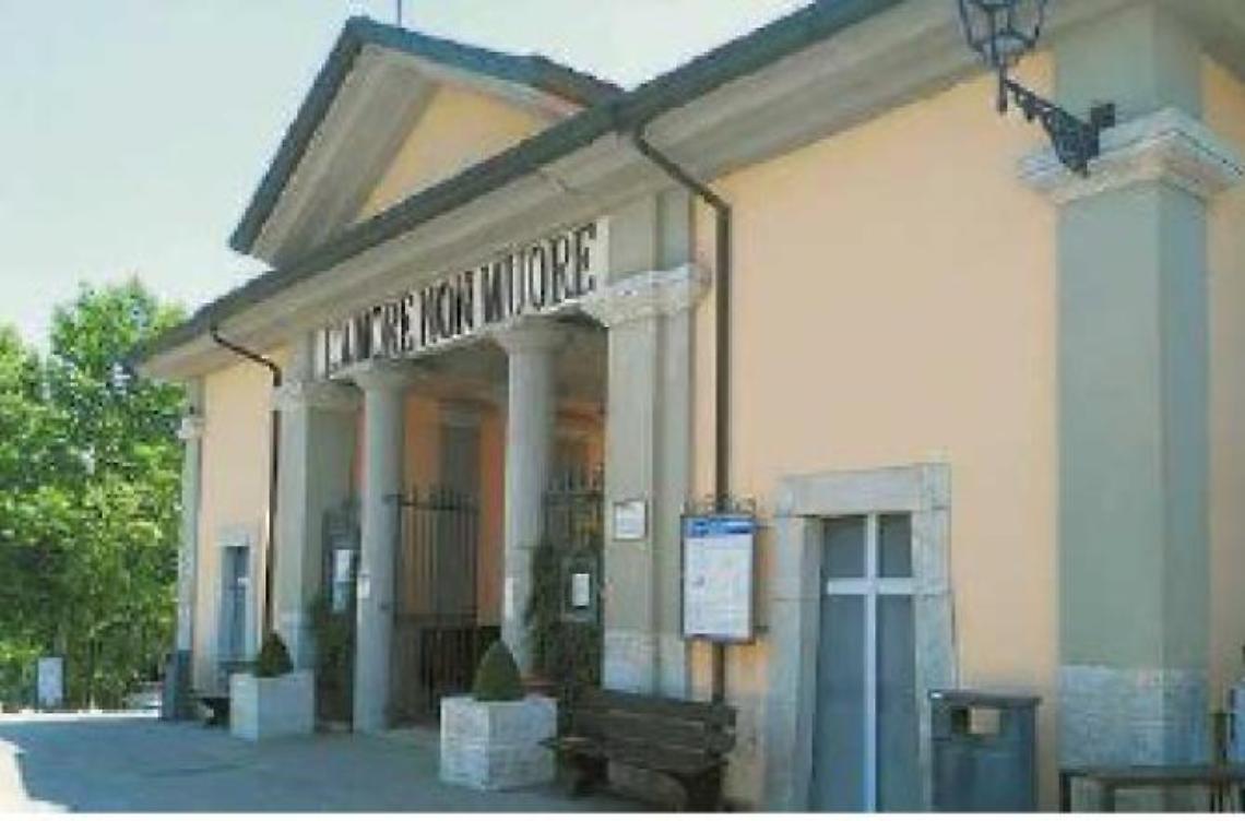 Intrappolati tra le tombe del cimitero. Brutta disavventura per tre visitatori