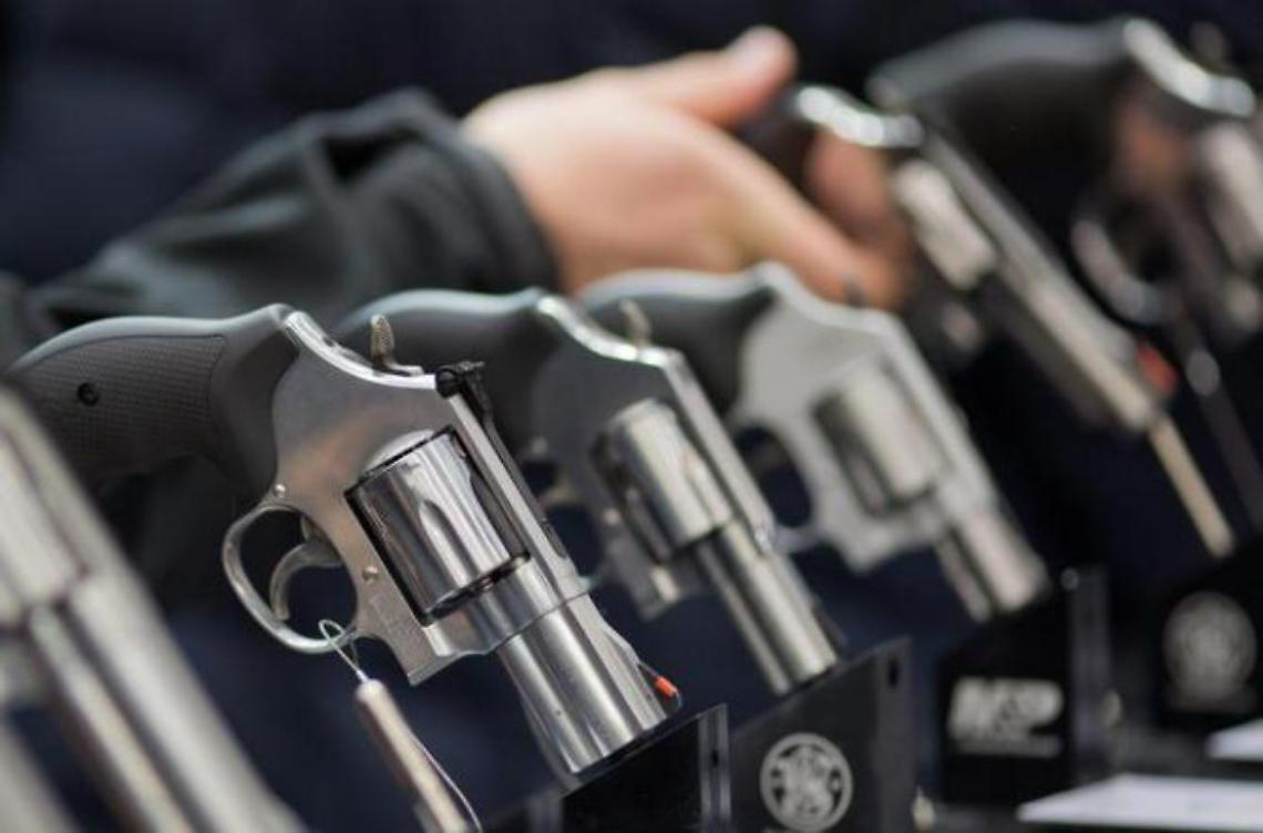 Spara e uccide per sbaglio il figlio al poligono di tiro