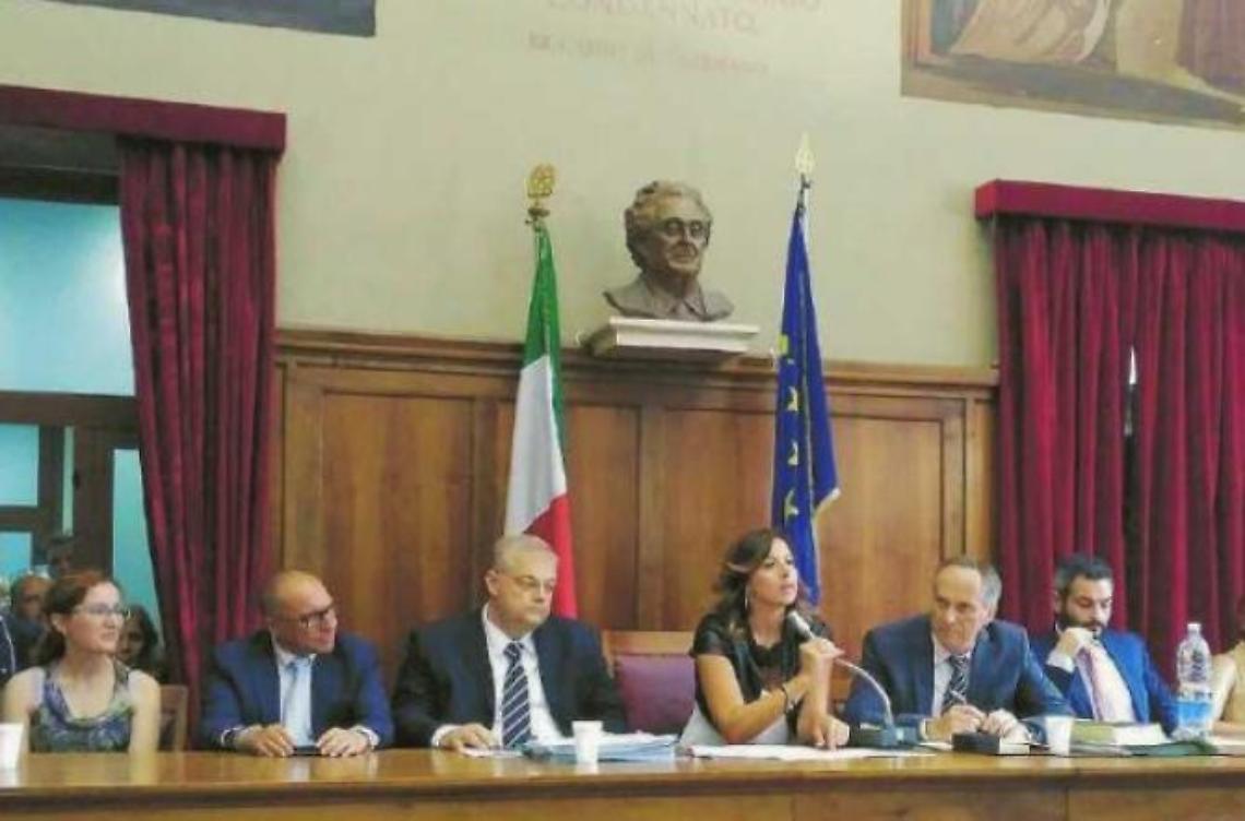 Primo consiglio da panico: la strategia sull'acqua e le fiamme in assise<br>