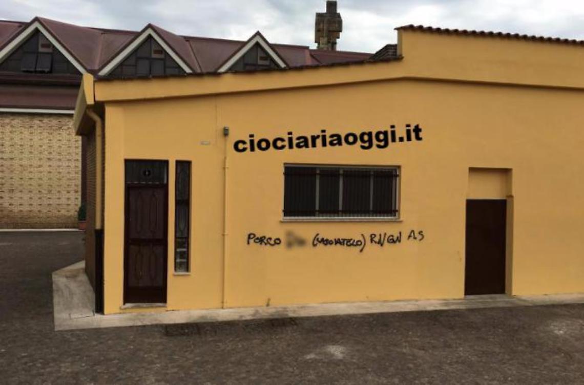 Scritta sacrilega sulla facciata della chiesa. I commenti disgustati sui social