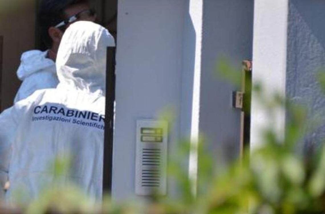 Donna trovata sgozzata in casa dal marito: indagini concentrate su un insospettabile