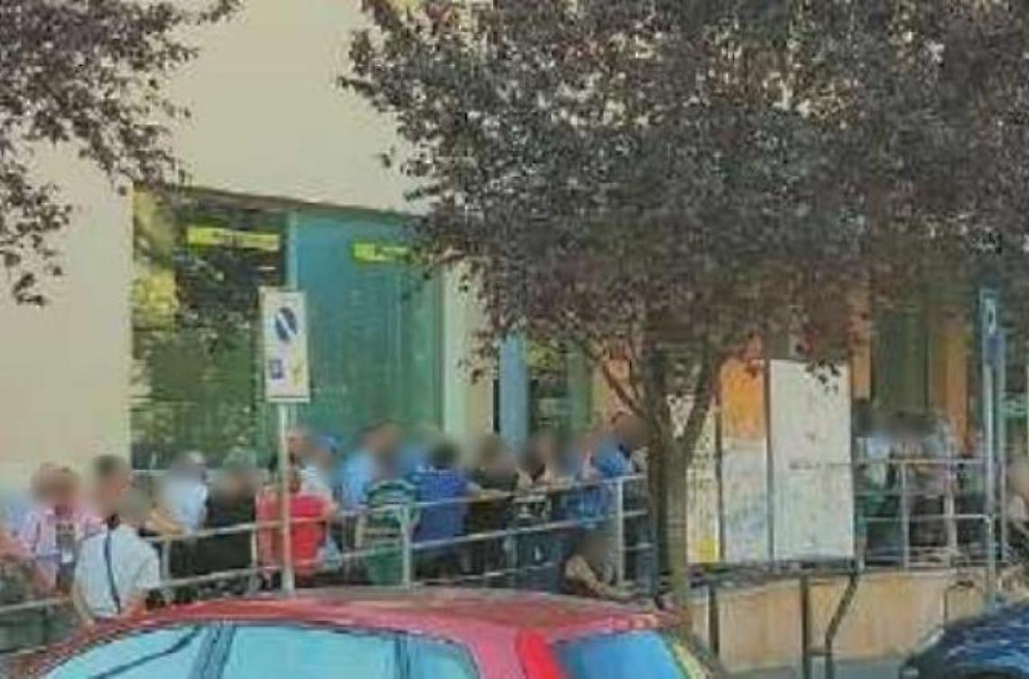 File interminabili all'ufficio postale: in massa per riscuotere la pensione<br>