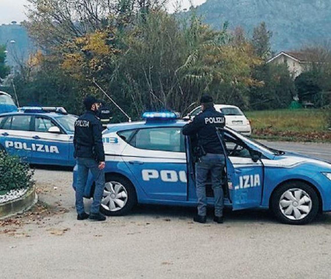 I ragazzini giocano in cortile: un pensionato li minaccia col coltello