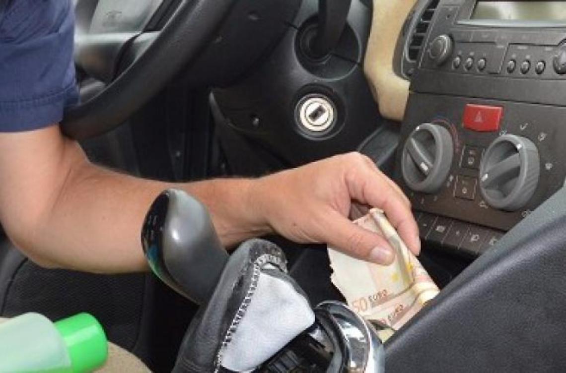 Banconote false da 50 euro nascoste in macchina, arrestata una coppia